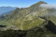 47 Ora scendo dal Pizzo delle segade all'incrocio col sent. 101, il Fioraro sempre in bella vista